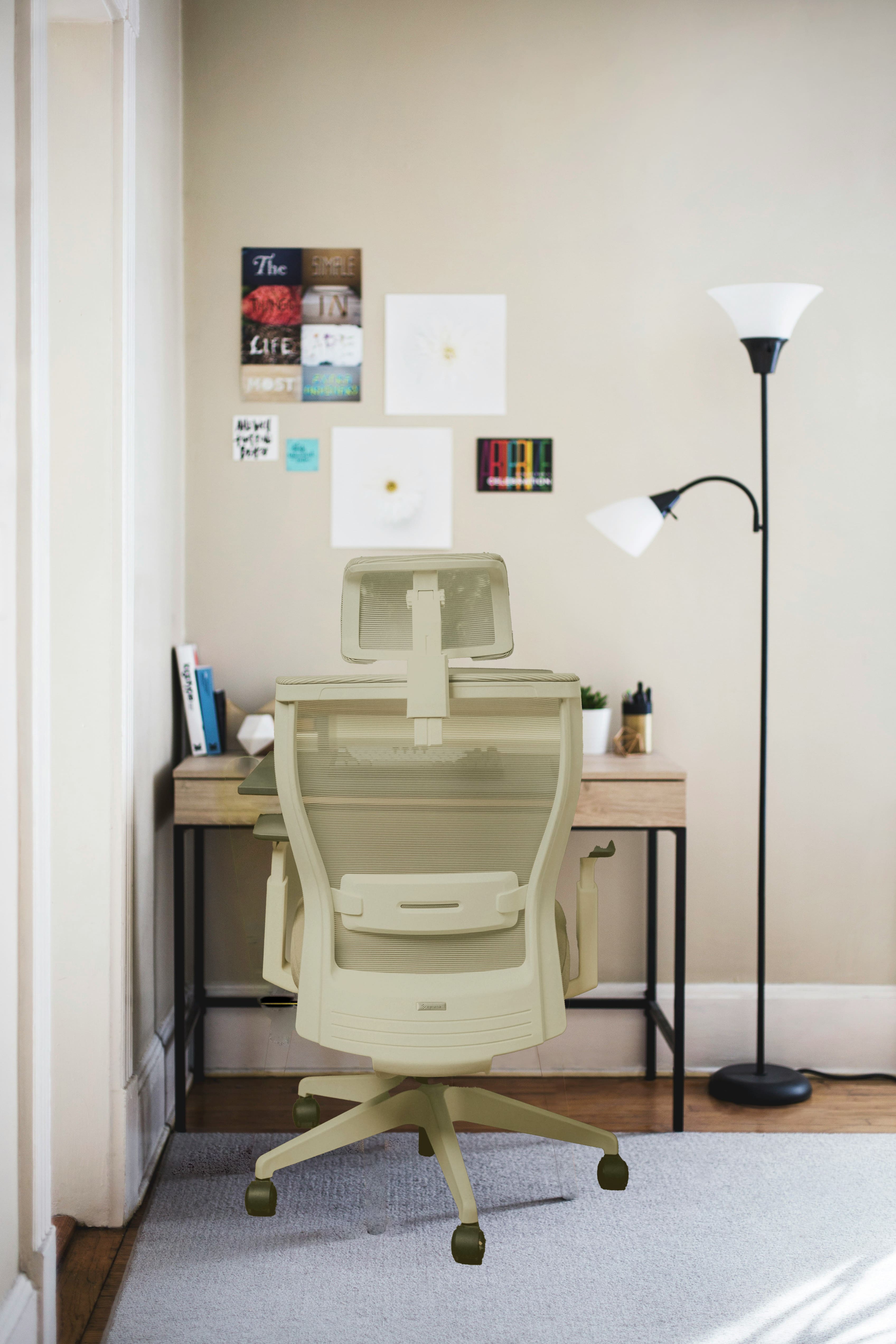 ベージュのチェアを置いた部屋